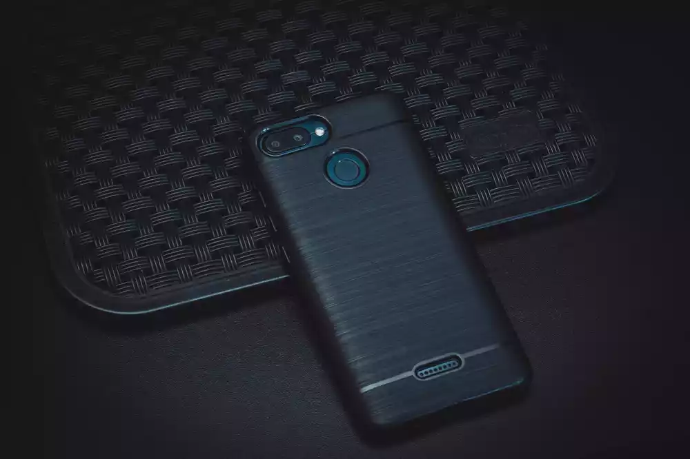 Miejsce smartfona w pracy - niezbędne narzędzie czy rozpraszacz?